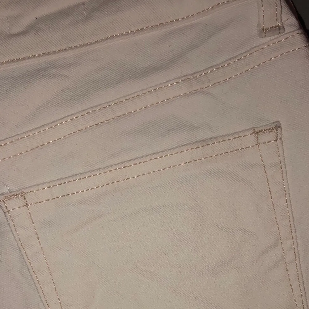 Jeans från mango. Färgen off white med beige sömmar (se bild 2). Säljer då de inte kommer till användning 💕 Köparen står för frakt. . Jeans & Byxor.