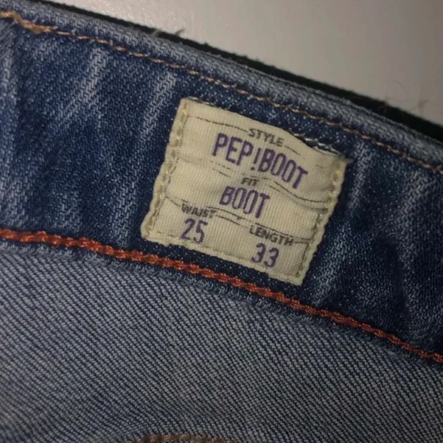 Säljer dessa exstreemt snygga jeans från crocker då dem tyvärr är för små för mig. Det är en bootcut modell med jätte fina slitningar och hål💗buda från 200kr⚡️lånade bilder💘skulle även va intresserad av ett byte mot ett par i större storlek💞. Jeans & Byxor.