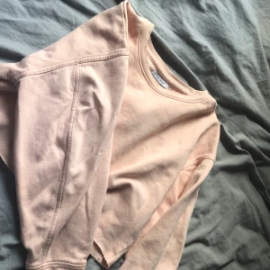 Crop top - Cropad sweatshirt från zara. 