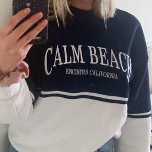 En sweatshirt från Pull & bear i marinblått och vitt. Broderad text på framsidan. Är i super bra skick och är i strl. S. 100kr + frakt (179) totalt eller bud. ☺️✨