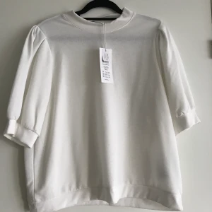 Only topp XL - Säljer min fina topp från Only då den inte passade mig så bra. Lappen sitter kvar så den är aldrig använd. Köparen står för frakten 🦋