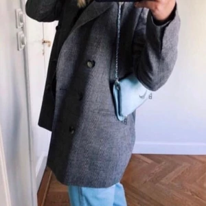 Blazer - Världens finaste blazer från Zara som inte finns att köpa längre, väldigt fint skick. 36-38, fraktar mot fraktkostnad 82kr💖