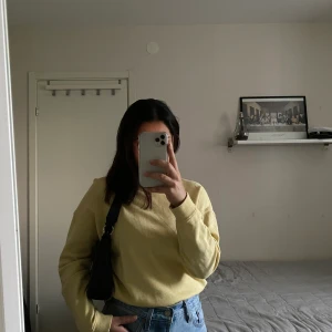  Mysig sweatshirt i strl S  - Säljer denna fina sweatshirten som köptes här på Plick men tyvärr inte kommer till användning. Super mysig och i bra skick, frakt tillkommer också. Bara att skriva privat om man vill se fler bilder 💛 