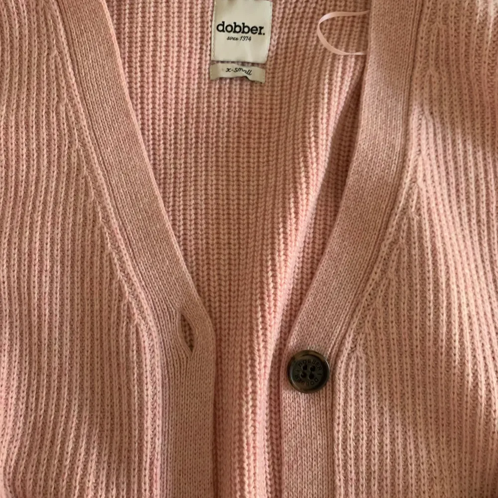 Säljer min fina rosa kofta som är väldigt fin att ha en t-shirts under. Tröjor & Koftor.