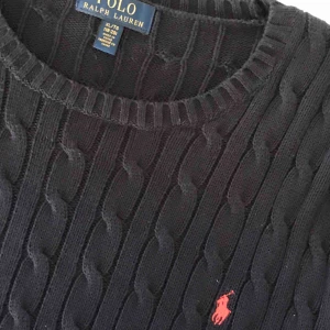  - Mörkblå stickad tröja Ralph Lauren. Står XL fast är barnstorlek. Känns som en S. (Personen på bilden är 1.84).  Jättefint skick. Enbart använd ett fåtal gånger. Köparen står för frakten. 