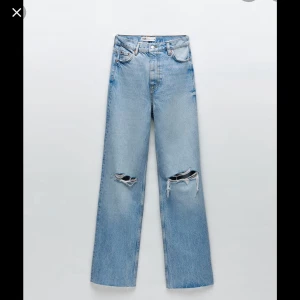 Populära Zara jeans  - Supersnygga högmidjade zarajeans med snygga hål över knäna. Jeansen har raka och långa ben. Dem är knappt använda och är som nya. 