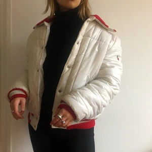 Baseboll jacka - Perfekt du jacka som är likt en baseball jacka och likt en bomberjacka i modellen! Varm och perfekt till vintern✨storlek S✨ Liten fläck på baksidan (bild 3)✨Frakt tillkommer eller möts upp i Stockholm c✨✨