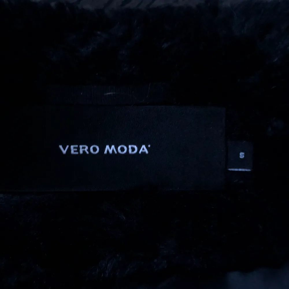 Pälsjacka från Vero Moda säljes eftersom den inte kommer till användning. Väldigt bra skick, knappt använd alls.. Jackor.