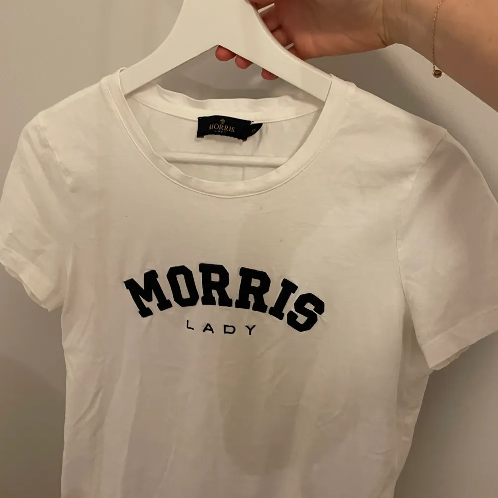 Jag säljer denna fina Morris T-shirt eftersom den inte kommer till användning längre. Storlek XS och i fint skick utom att det finns en väldigt liten fläck på framsidan (de bild två) 💕Köpte den för ca 600kr och säljer för 75kr. T-shirts.