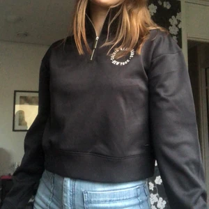 Zip shirt Calvin Klein - Skitsnygg tröja från Calvin Klein Jeans, knappt använd och i toppskick.