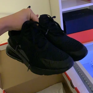 Nike air max 270 - Sälje mina skor som jag använder fåtal gånger eftersom det passar inte in med min nya stil. Vill ni har bild på den kan du pm😊💓och såklart kommer det med boxs.