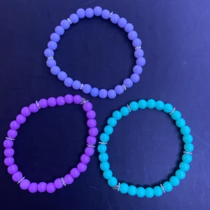 armband - 3 stycken armband som är helt nya. jätte gulliga pastellfärgade armband :) 15kr/st eller 2 för 25kr (det finns 2st mörk lila armband!)