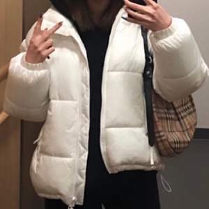 Säljer denna dundersnygga puffer jacket o storlek S! Oversized☺️ bra skick! (Lånad bild) 