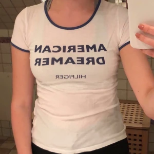 Tommy Hilfiger T-shirt  - T-shirt från Tommy Hildiger (äkta), super skön och i superfint skick, använt fåtal gånger, inga fläckar!! 