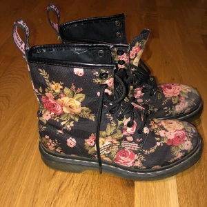Blommiga Dr. Martens  - Blommiga, unika och äkta Dr. Martens i storlek 37. Inte särskillt använda, ena skosnöret är lite trasigt men det är lätta ty byta ut. Köparen betalar frakt. Köptes runt tusenlappen för några år sedan men jag växte ur de ganska snabbt❤️