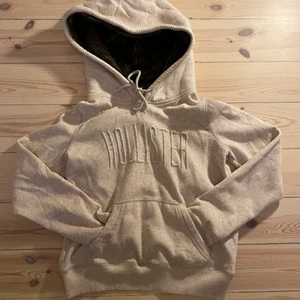 Huddie  - Jättefin huvtröja med världens mysigaste luva. Diskret Hollisterlogga på framsidan. Frakt ingår inte i priset💞