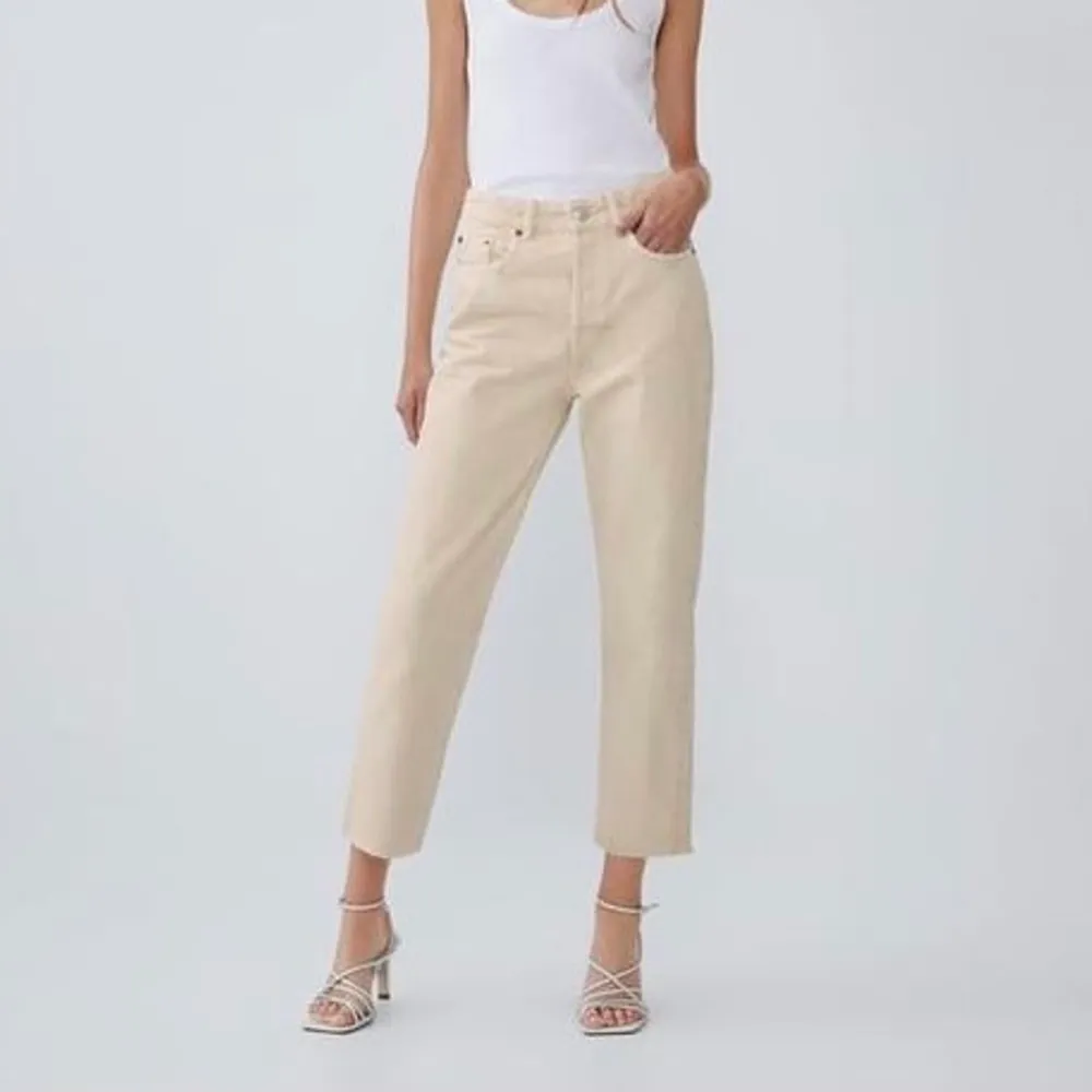 Beiga cropped straight jeans från Zara i strl 38(väldigt små i storleken,  skulle mer säga att de är 36). Knäpps med knappar fram. Säljs pga att de inte används längre. Möts i Stockholm eller fraktar om köparen står för frakt.. Jeans & Byxor.