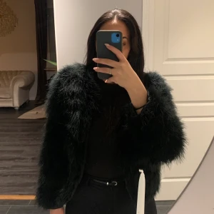 Pälsjacka strl Xs/s  - Pälsjacka i fake päls från Dennis maglic använd vid få tillfällen. Super fin! Man kan även stänga jackan med detaljer som bara syns på insidan. Passar till fest, middag och en rundtur på stan. Den passar även M. 