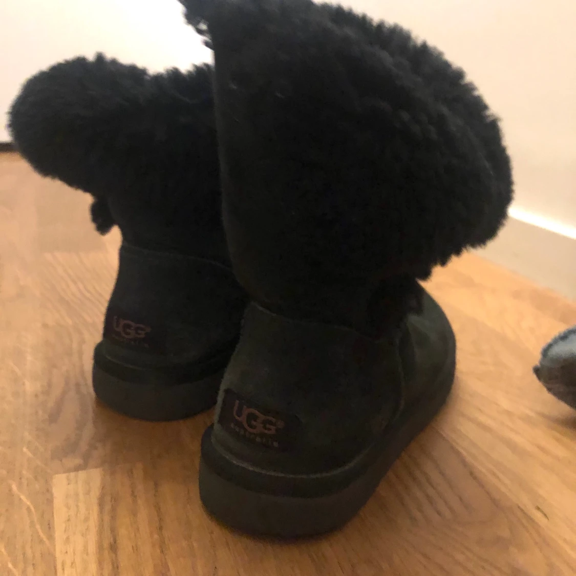 UGGS, bailey button - 90