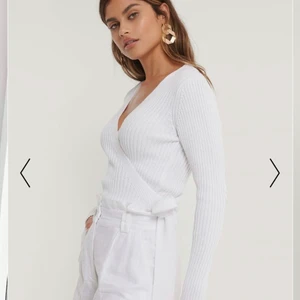 Tröja - Superfin stickad vit omlott-topp!!! Superfint skick då den bara är använd en gång🥰Köpt på nakd! Storlek S men passar även XS och M skulle jag säga☺️