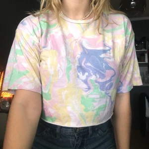 Croppad pastelltopp - Croppad T-shirt från ASOS! Använd 3 ggr. Pastellfärger. Fin att ha för sig själv eller över en långärmad nu till vintern! Storlek 36