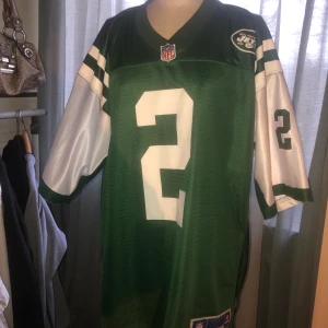 NFL TRÖJA - En nfl tröja, bra skick och väldigt cooool. Den är väldigt stor så det är snyggt att ha den som klänning med ett skärp i midjan.