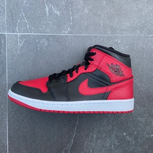 Air jordan 1 mids bred - Helt nya och äkta! Storlek 44! Kommer i en annan skolåda
