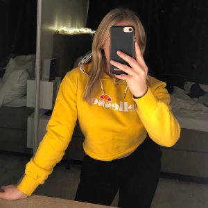 Kroppad ellesse Hoodie - En snygg kroppad ellesse hoodie som är använd ett fåtal gånger och är i bra skick. Säljes då den inte kommer till användning. Budgivningen startar vid 150kr och avslutas den 12/12.