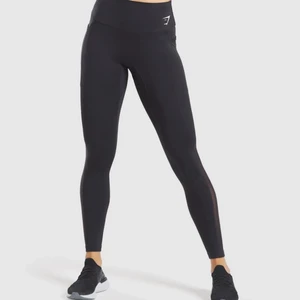 Gymshark  - Säljer ett par gymshark leggings som är i strl M . Hittar inte dom på hem sidan men dom hitta ek liknande bild. Är aldrig använda så har kvar påsen till en taggarna på har ramlat bort och vet inte vart dom är.Frakten ligger på 50kr