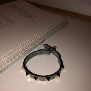 Armband från valentino. Arbamndet är ljusblått och äkta. Inte kommit till användning så det är i bra skick. Köpte för 1535kr, säljer för 900kr.🤍