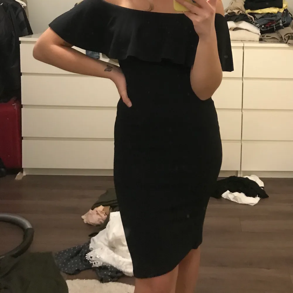 Jättesnygg svart klänning, använd en gång! . Klänningar.