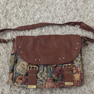  - Fin handväska, med plats för mycket. 
Använd en gång!
Frakt tillkommer.