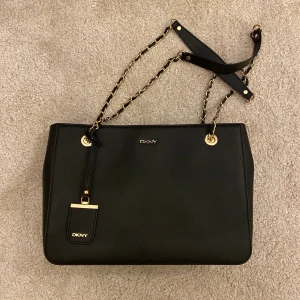 DKNY väska - Intressekoll på denna väska, bra skick ser ny ut. Nypris 3500