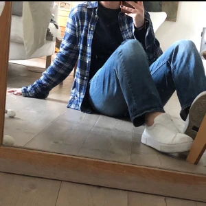 Blå skjorta - Säljer denna blåa skjorta från Gant. Bra skick, lite kortare modell som är svin snygg att ha över en sweatshirt/T-shirt. 