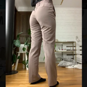 Kostymbyxor - Snyggaste kostymbyxorna!! Säljer vid bra bud. Storlek 34 men sitter perfekt på mig som brukar ha 36💕 buda från 350kr