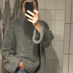 Grå polo  - Grå stickad polo