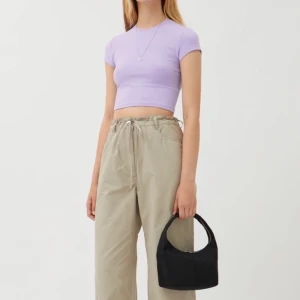 Lila babytee - Säljer denna jätte fina lila babytee från weekday, endast haft den några enstaka gånger. Den är väldigt liten i storlek så passar mig som vanligtvis brukar ha storlek S. Frakt ingår! 💜