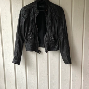 Skinnjacka biker modell  - Klassisk bikerjacka snygg modell, 