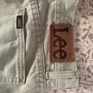 Lee jeans - Använda en gång. Står storlek 32-33 så är lite oklart, men jag skulle anse att det är storlek 36