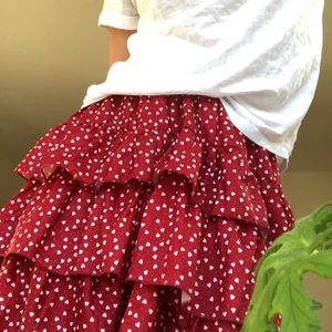 Kjol S - Säljer min super söta kjol med små hjärtan på! Knappt använd och jätte fint skick!! Storlek S men skulle säga att den är allt från xs-M❤️❤️ Bud på 220!