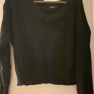 Gina Tricot Maja Stickad Tröja - Gammal tröja ifrån Gina Tricot, sparsamt använd. Tvättas innan den skickas! Frakt på 63kr tillkommer, original pris 300kr