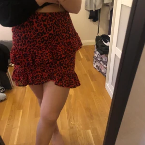 Kjol - Röd kjol från Bikbok i strl S. Nästan helt oanvänd och i fint skick. Fraktkostnad tillkommer!