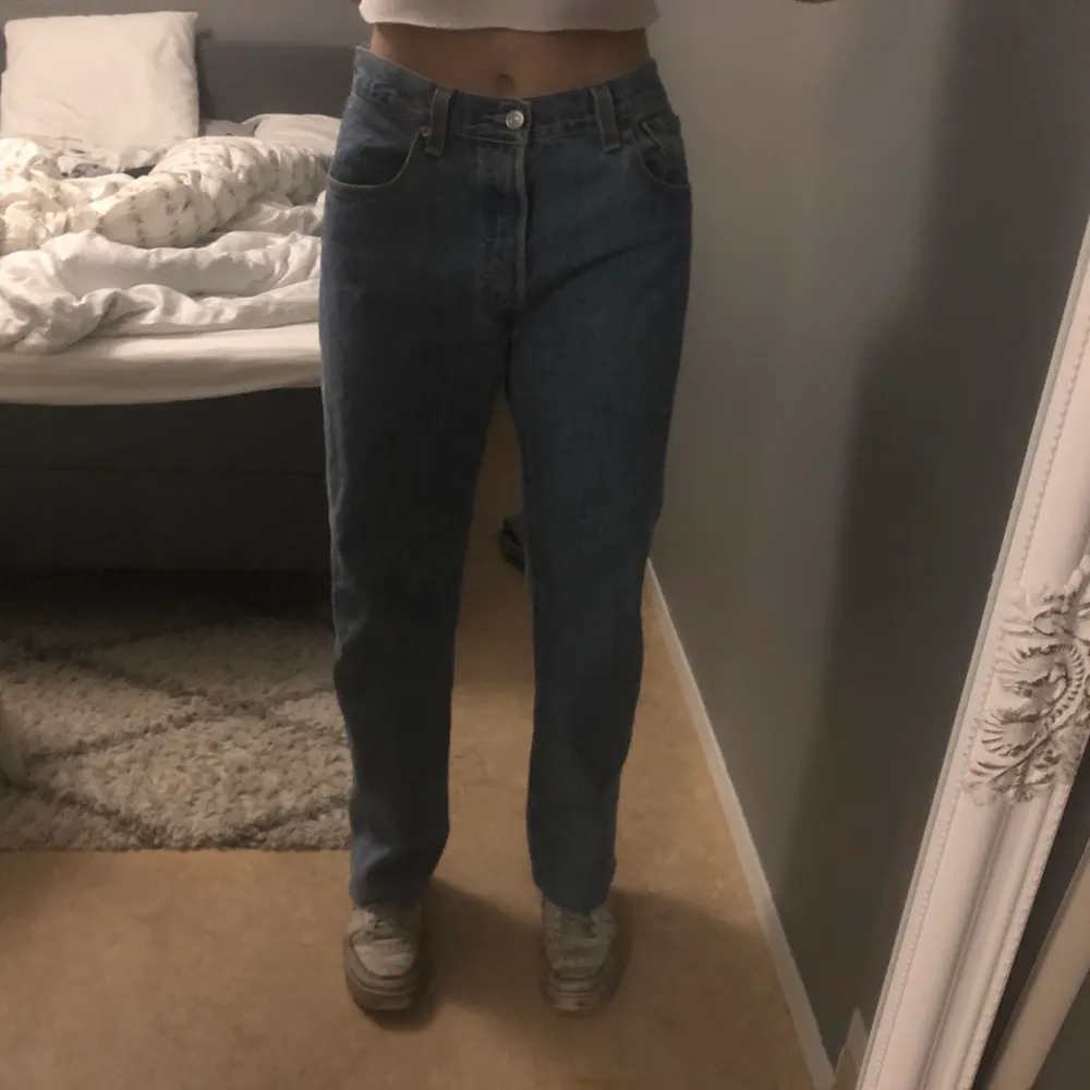 Säljer mina Levis jeans från beyond retro helt oanvända för dom är förstora i midjan på mej. Jag har dock klippt dom där nere så dom ska passa min längd jag är 164cm. . Jeans & Byxor.