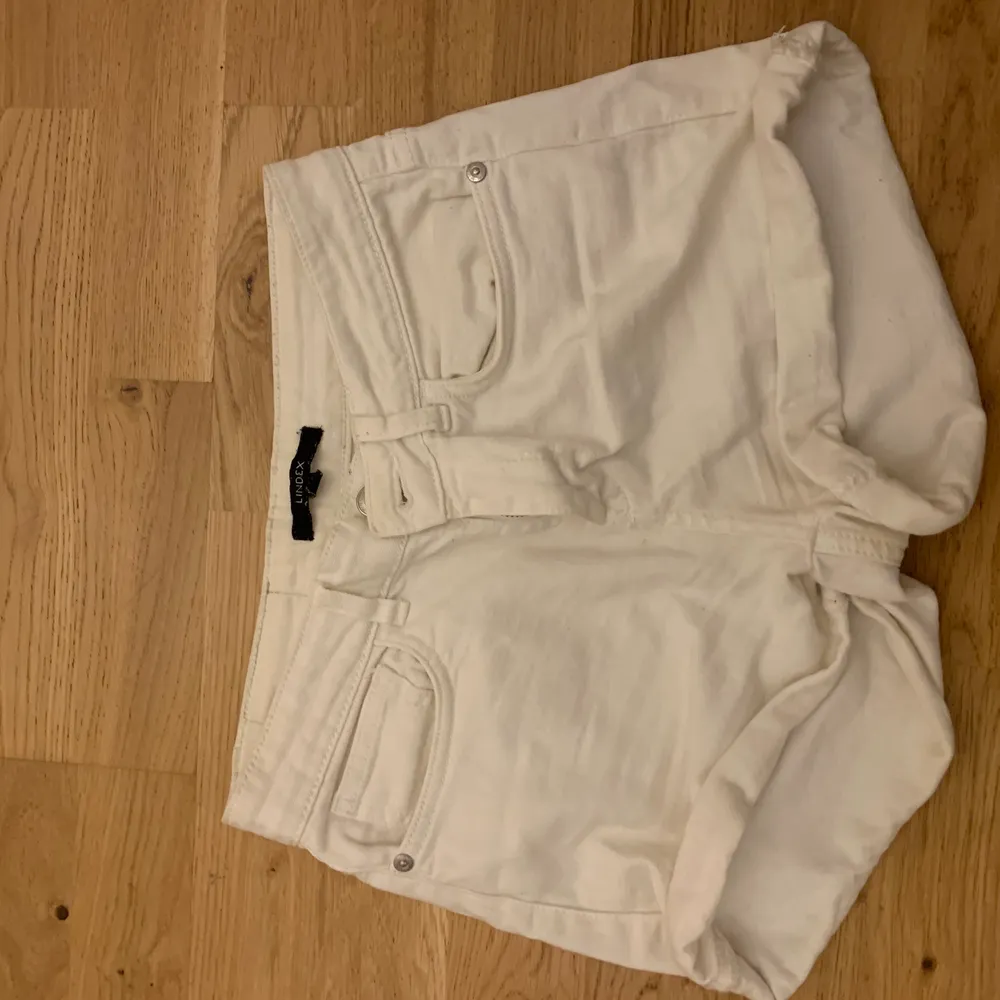 Vita jeans shorts från Lindex i storlek 34. (OBS, finns en liiiten fläck under höger bakficka, syns bara om man kollar nära) 40kr+ frakt. . Shorts.