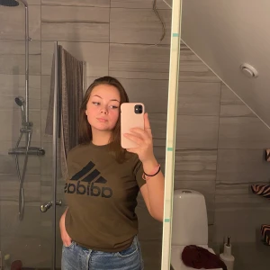 T-shirt , Adidas - T-shirt från adidas, använd Max 1 gång. Du betalar frakt!