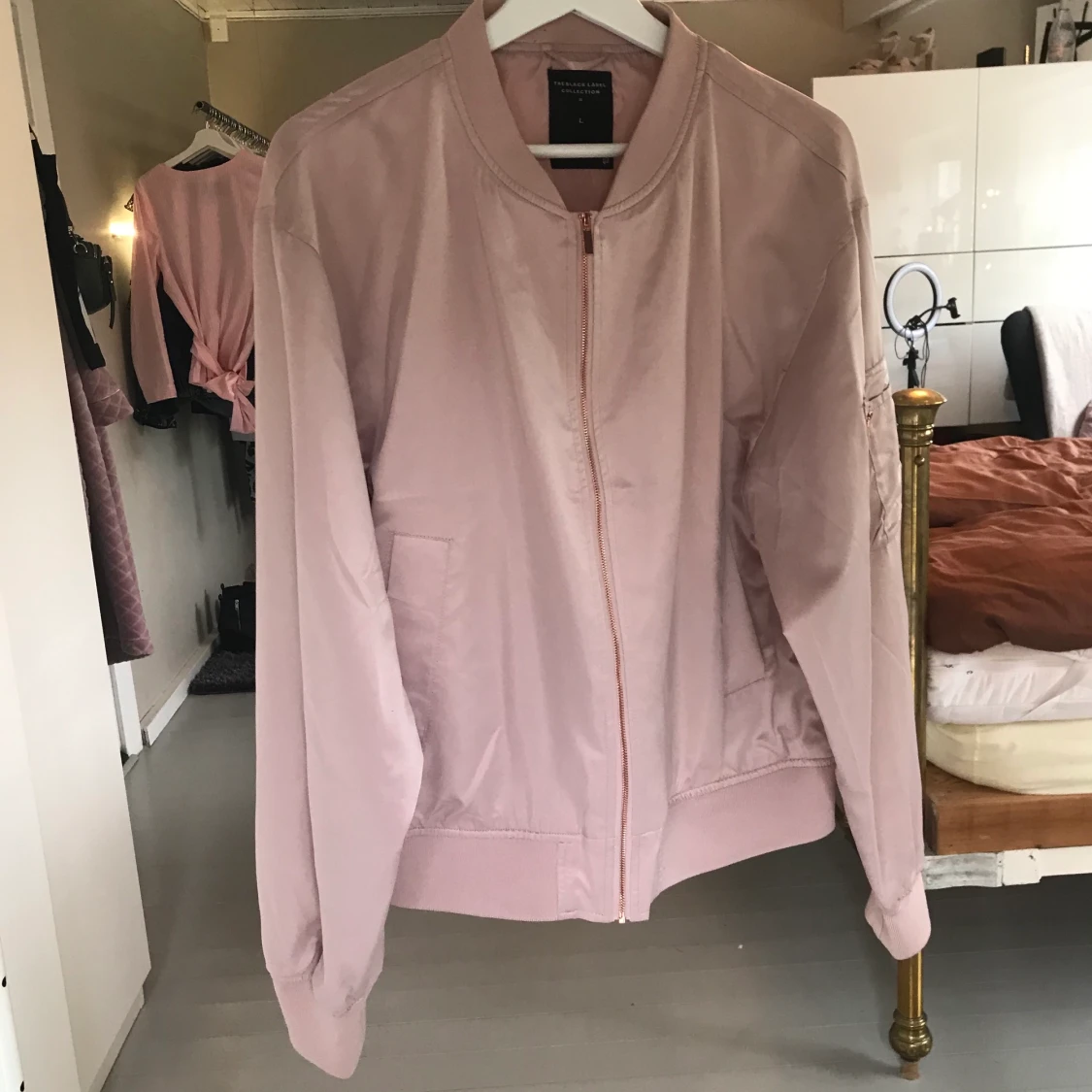 Rosa bomberjacka med rosé detaljer  - 90