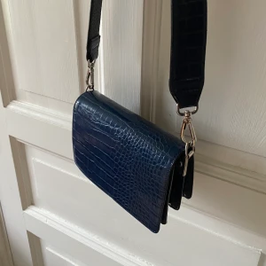 Väska - Blå väska från Don Donna i mycket bra skick! 