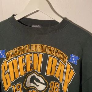 Collage tröja - Collagetröja köpt på beyond retro, högsta budet just nu är 280 kr!💙