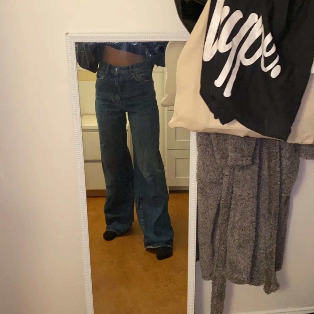 Säljer dessa snygga jeans från Gina pågrund av att jag inte använder dem. Har haft dem ett tag o även använt dem en del men fortfarande i bra skick! . Jeans & Byxor.