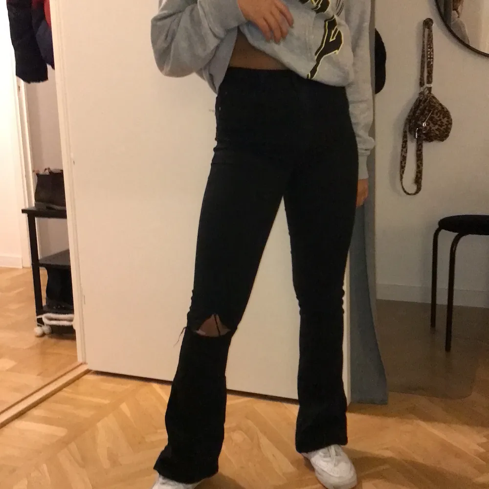 Säljer denna svarta bootcut jeansen i storlek: s från Gina tricot.  Den är ganska stretchig och har inte använt den så mycket. Har även klippt hålen själv. Säljer för att ja inte använder den längre. Sänker den till 100kr + frakt . Jeans & Byxor.